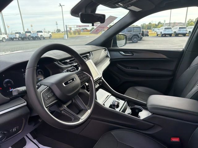 New 2025 Jeep Grand Cherokee Altitude RWD image 7