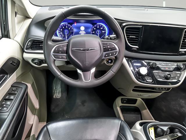 Used 2023 Chrysler Pacifica Touring-L image 13