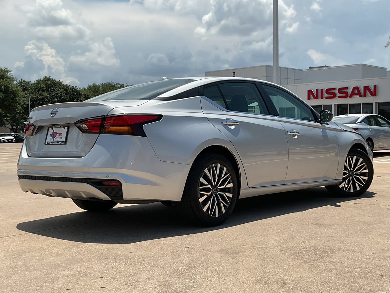 Used 2025 Nissan Altima 2.5 SV FWD image 4