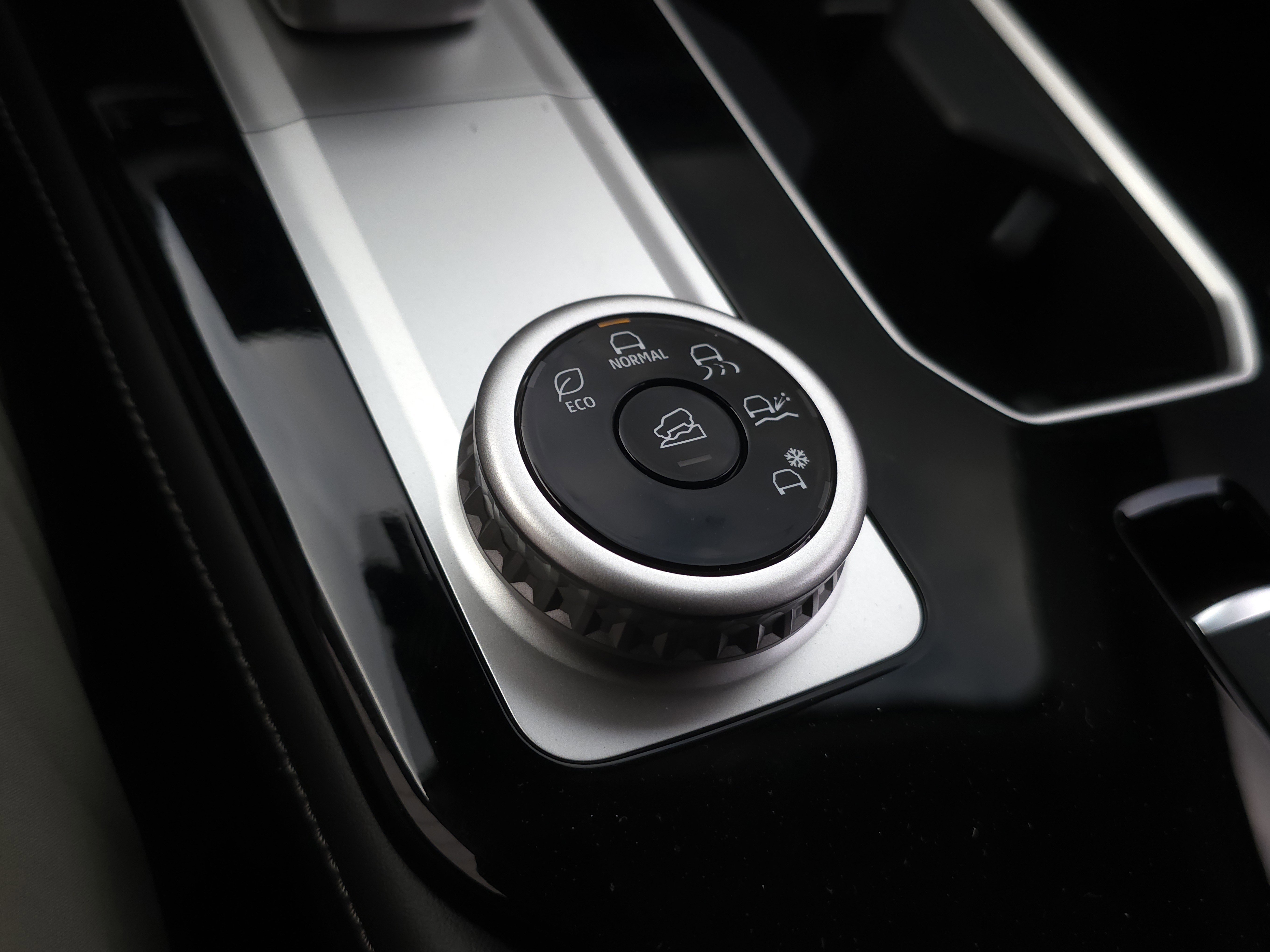 New 2025 Mitsubishi Outlander SE image 19