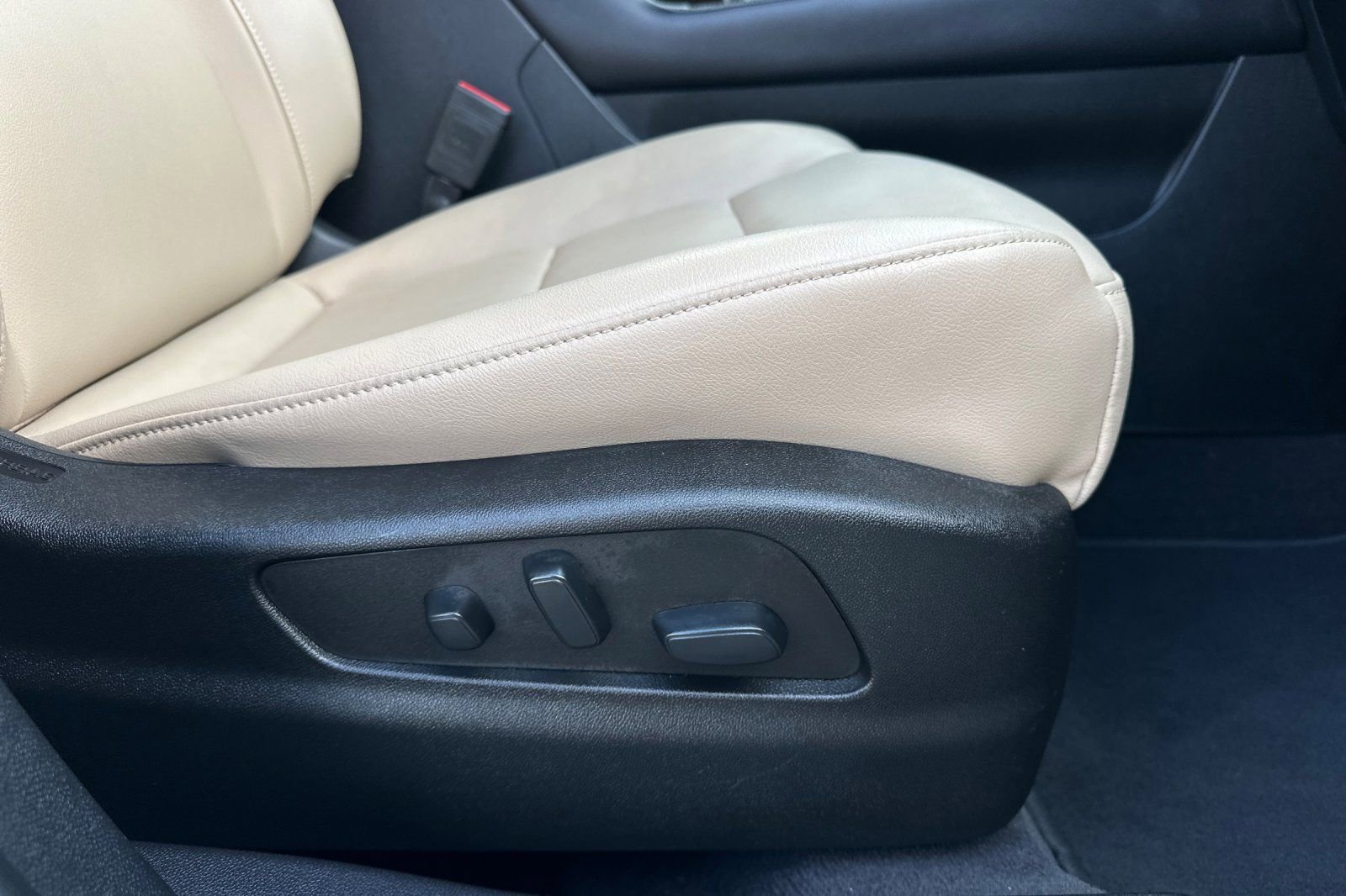 Used 2024 Cadillac XT4 Luxury w/ Cold Weather Package image 23