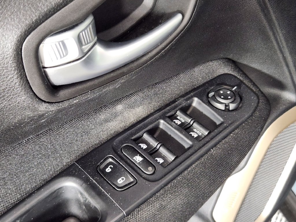 Used 2017 Jeep Renegade Latitude w/ Popular Equipment Group FWD image 16