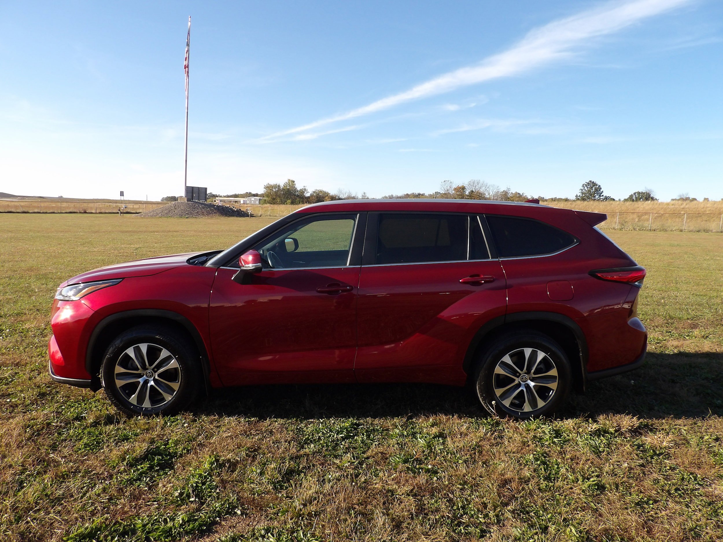Used 2023 Toyota Highlander XLE AWD/4WD image 2