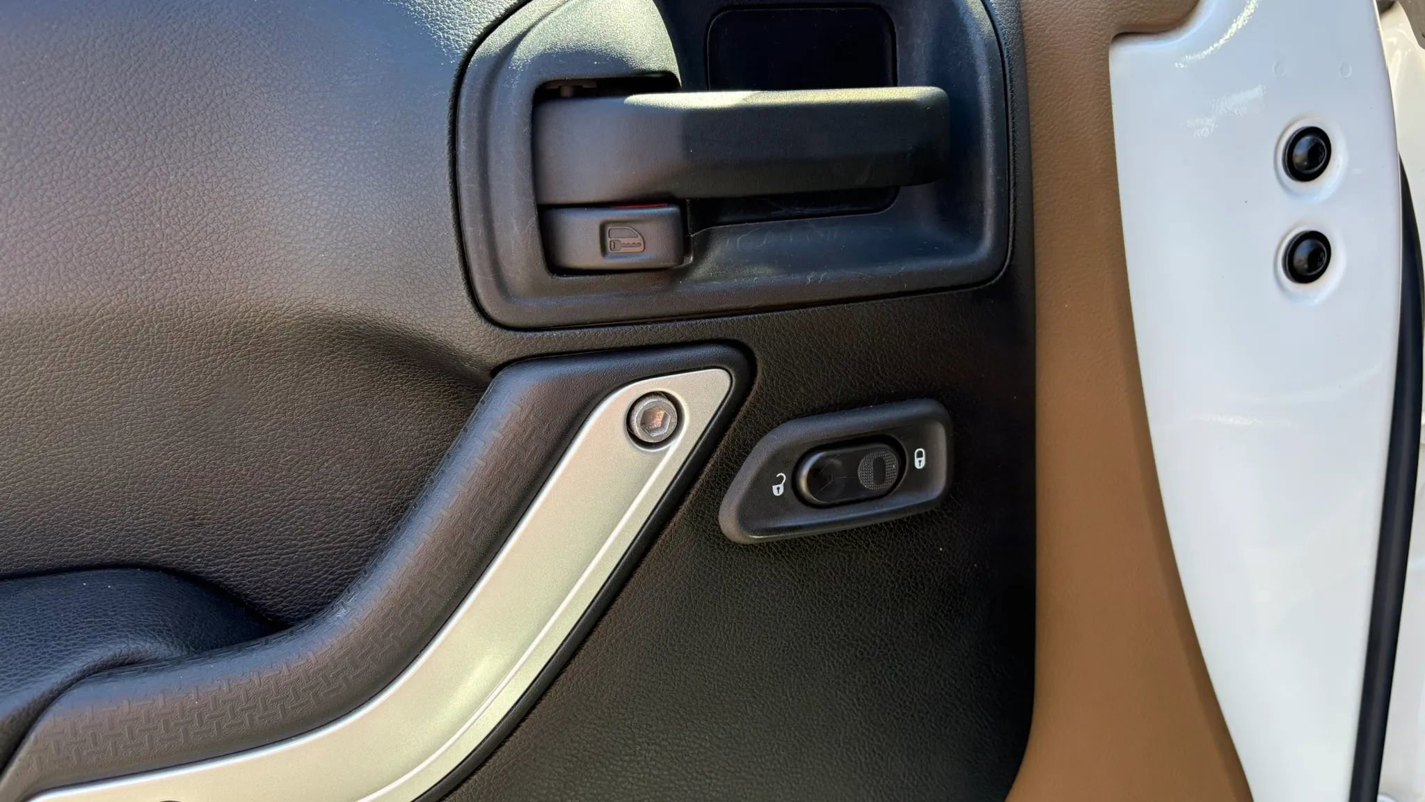 Used 2014 Jeep Wrangler Unlimited Sahara w/ Dual Top Group AWD/4WD image 16