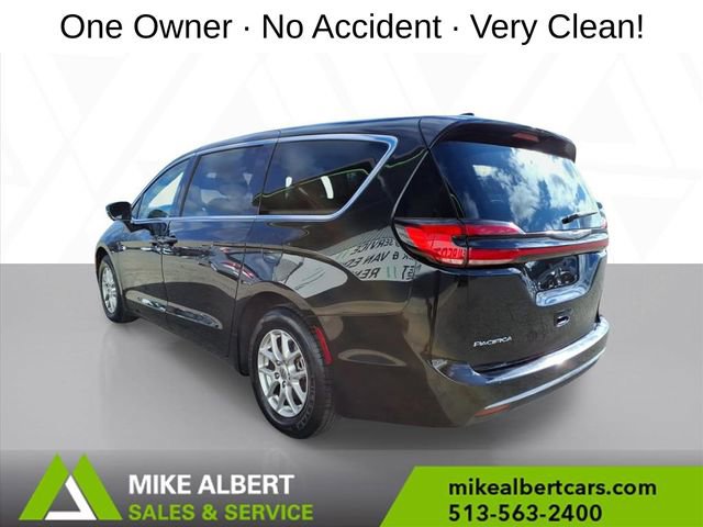 Used 2023 Chrysler Pacifica Touring-L FWD image 5