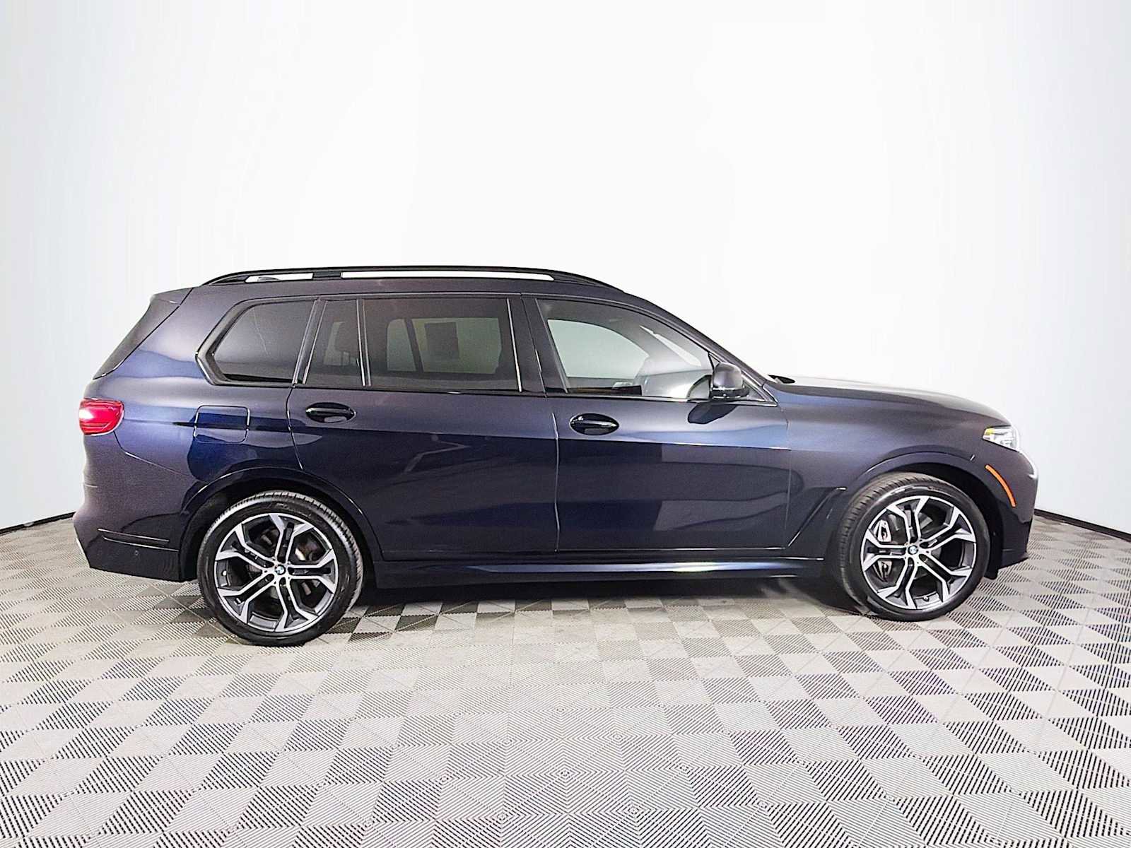 Used 2022 BMW X7 xDrive40i w/ M Sport Package AWD/4WD image 4