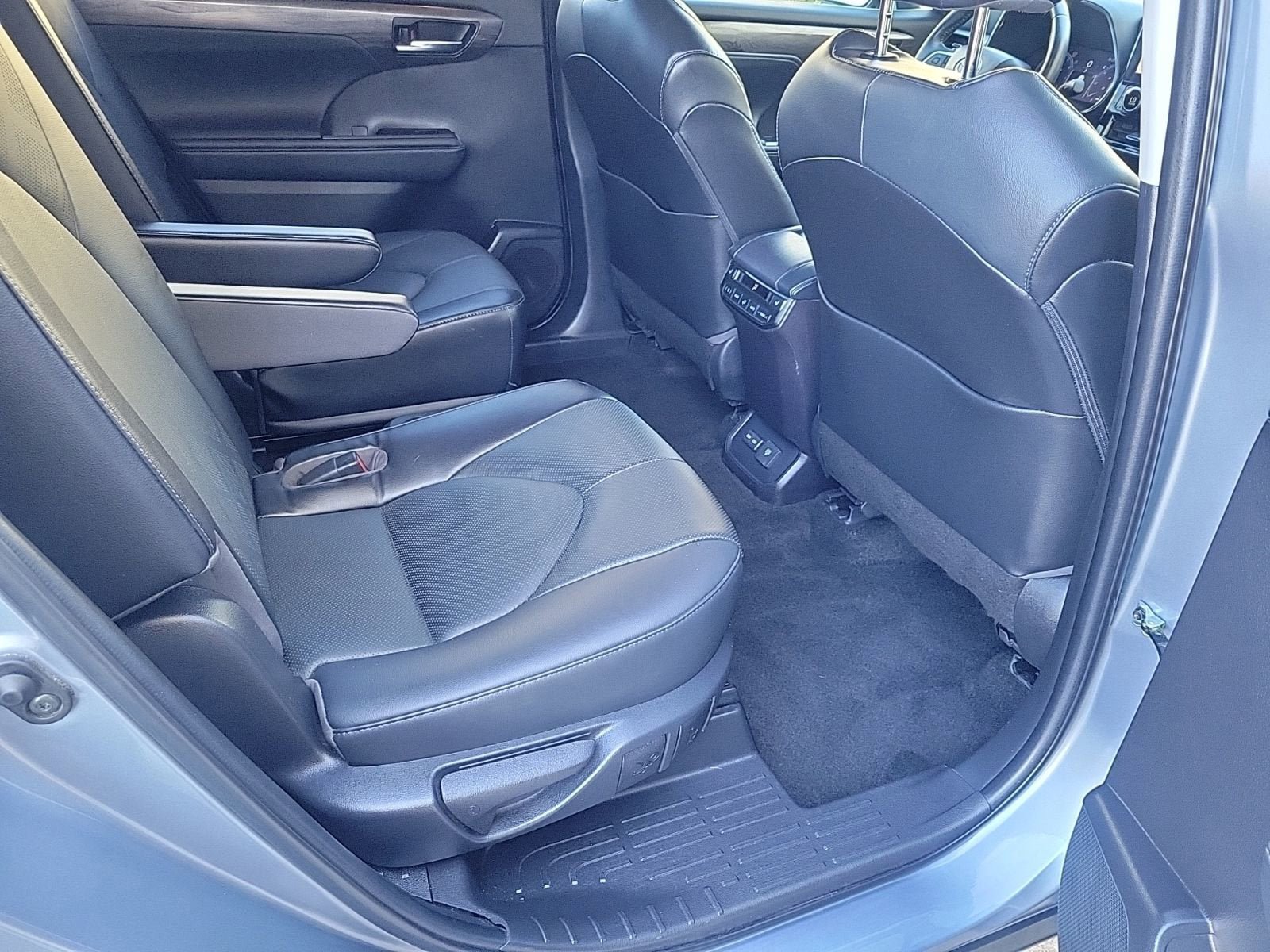 Used 2023 Toyota Highlander Platinum image 13