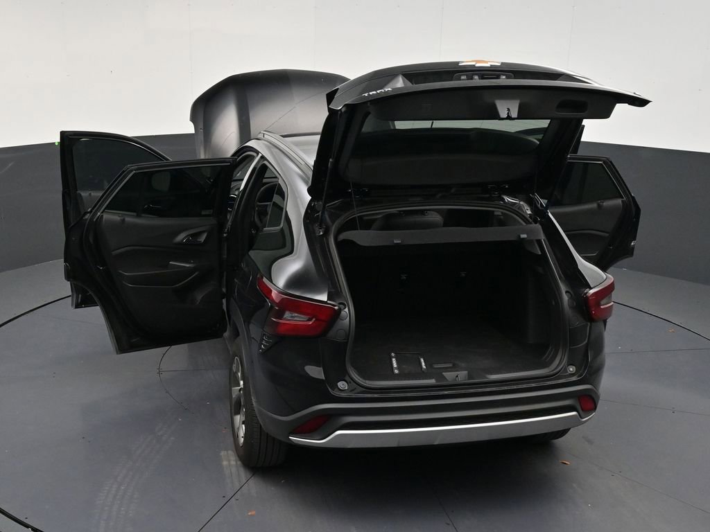 Used 2025 Chevrolet Trax LT FWD image 32