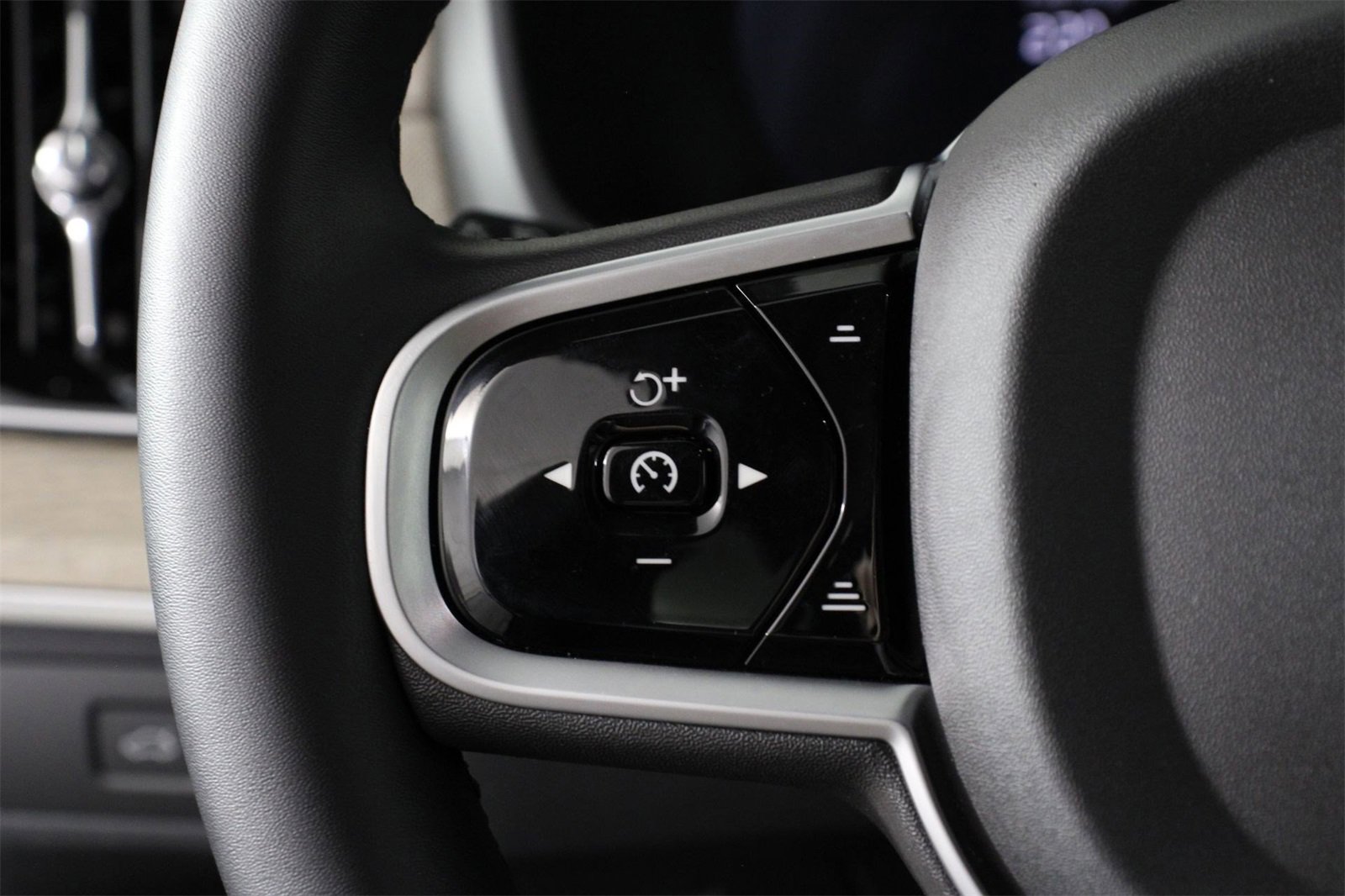 Certified 2025 Volvo XC90 B5 Core image 10