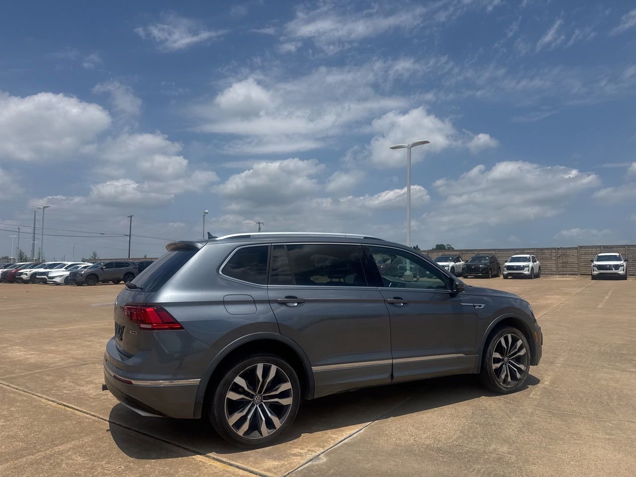Used 2020 Volkswagen Tiguan SEL Premium R-Line w/ 3rd Row Seat Package AWD/4WD image 23