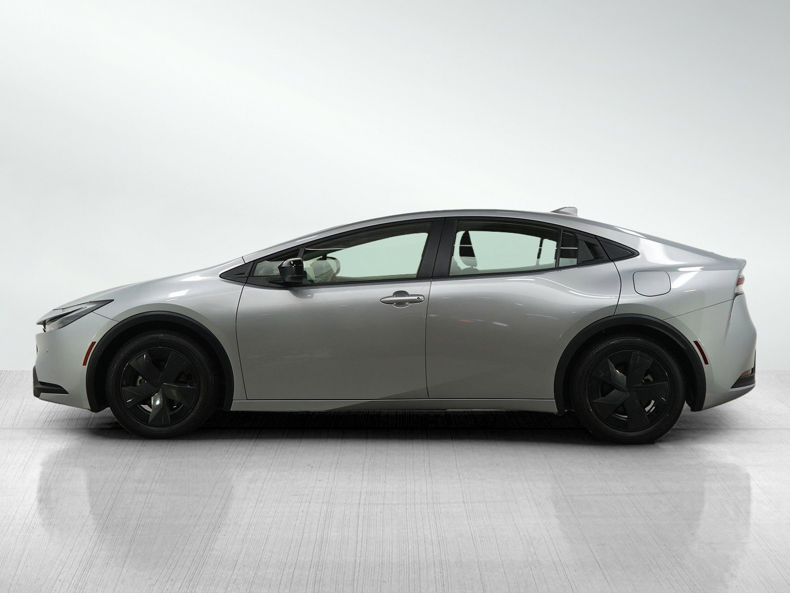 Used 2025 Toyota Prius LE image 2