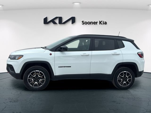 Used 2025 Jeep Compass Trailhawk AWD/4WD image 3