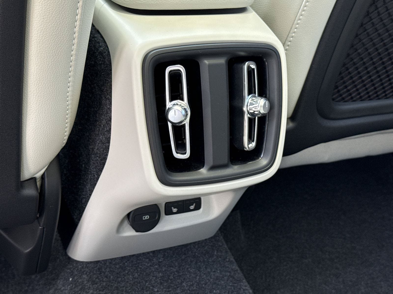 New 2026 Volvo XC40 B5 Ultra w/ Protection Package Premier AWD/4WD image 15