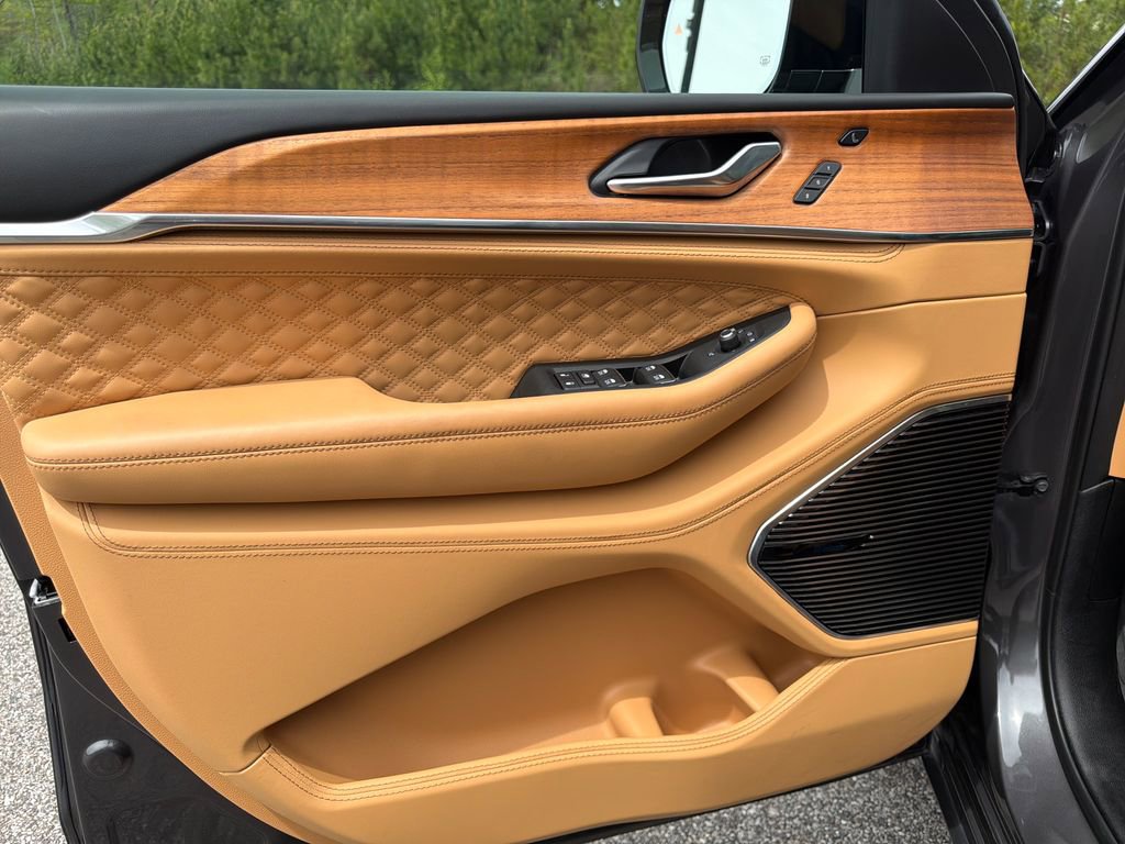 Used 2025 Jeep Grand Cherokee Summit image 46