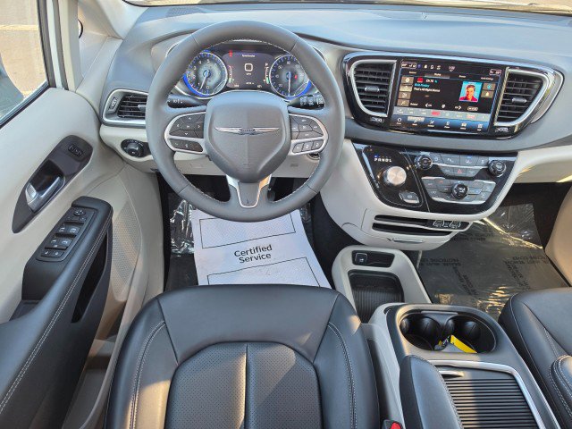 Used 2024 Chrysler Pacifica Touring-L FWD image 29