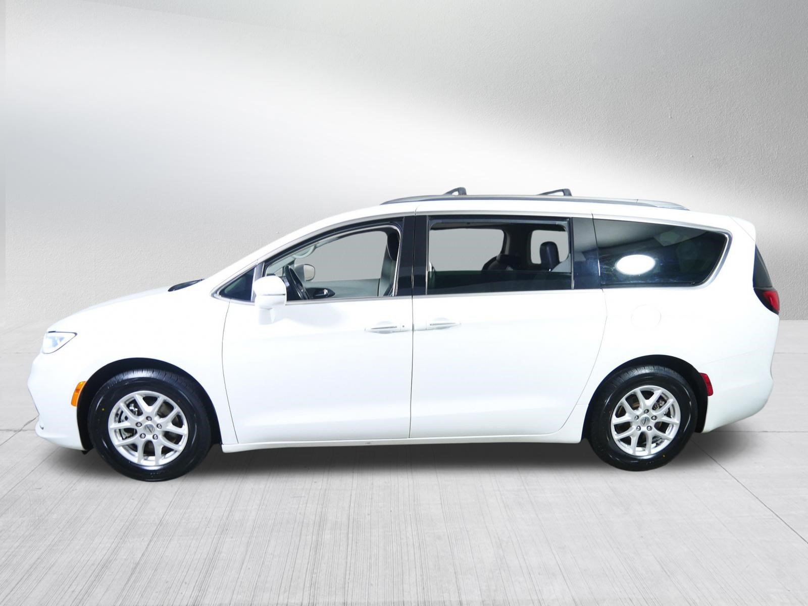 Used 2021 Chrysler Pacifica Touring-L FWD image 4