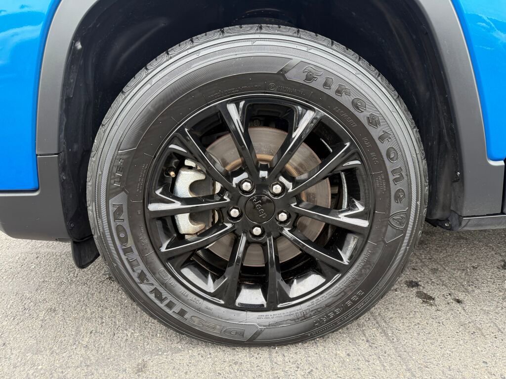 Used 2023 Jeep Cherokee Altitude Lux image 39