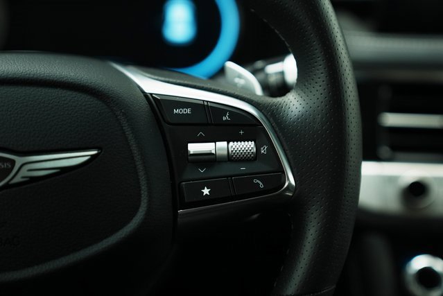 Used 2025 Genesis G70 2.5T image 32