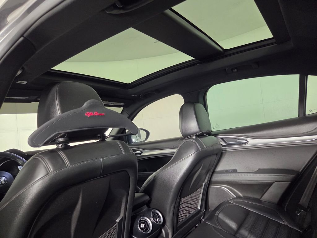 Used 2023 Alfa Romeo Stelvio Veloce AWD/4WD image 25
