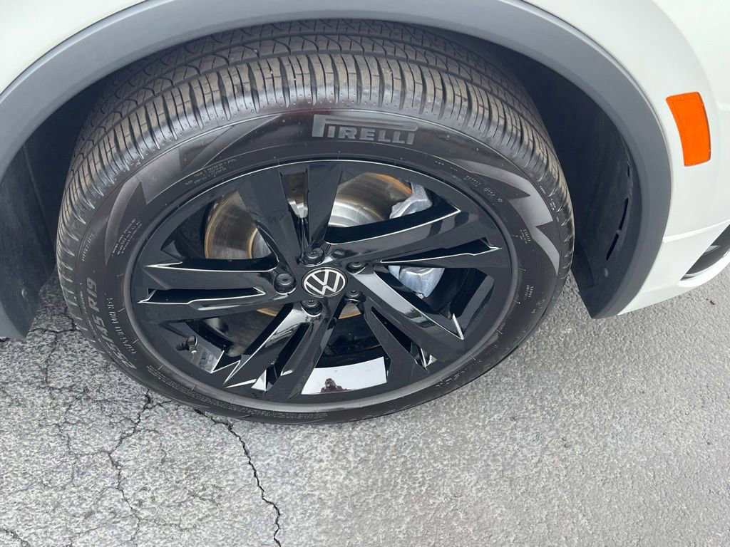 Used 2024 Volkswagen Tiguan SE R-Line image 9