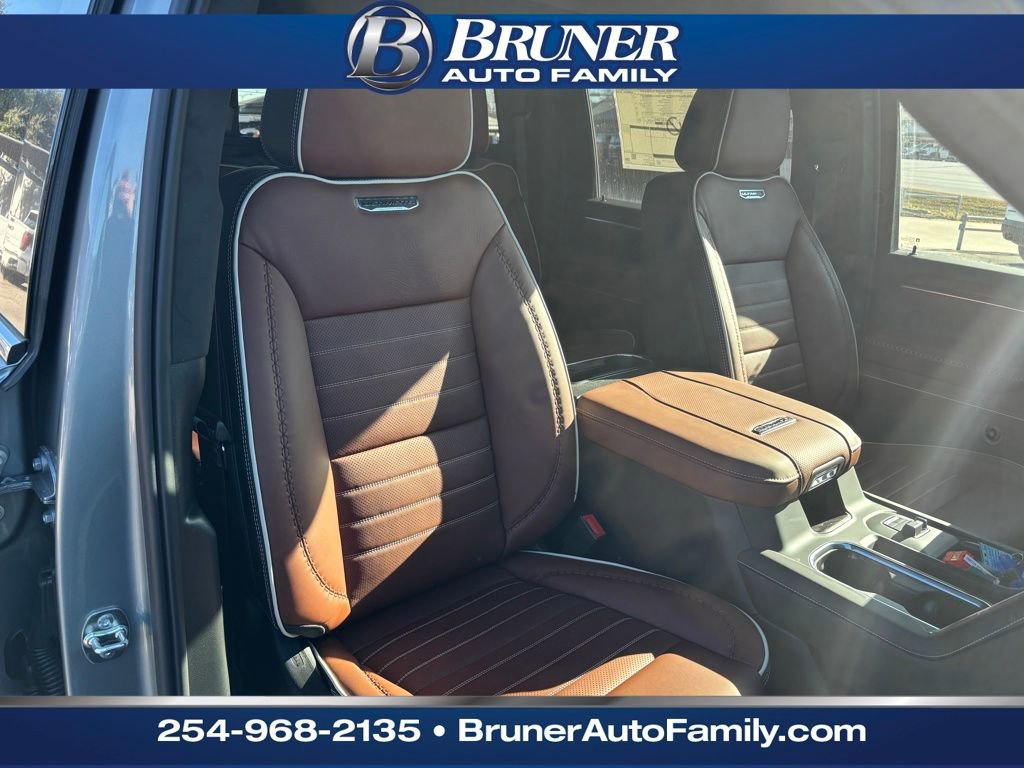 New 2026 GMC Sierra 2500 Denali Ultimate w/ LPO, Black Badging Package image 17