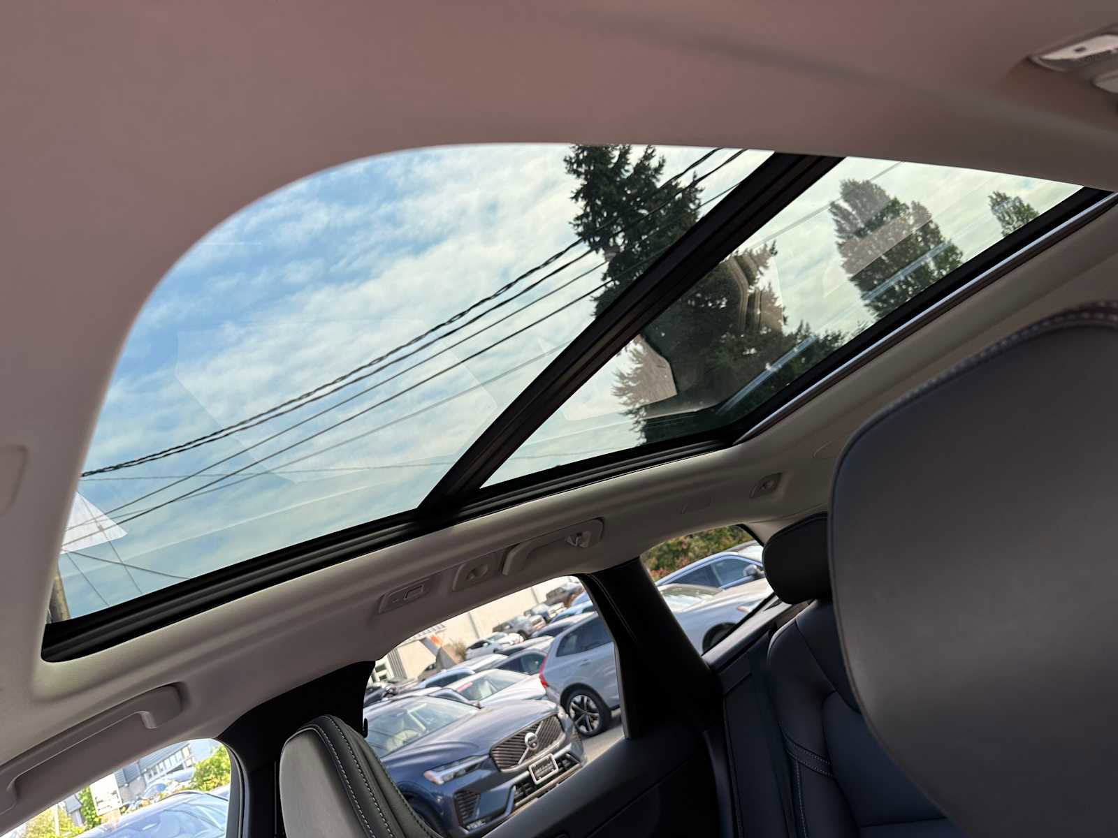 Certified 2023 Volvo XC60 T8 Ultimate w/ Climate Package image 23