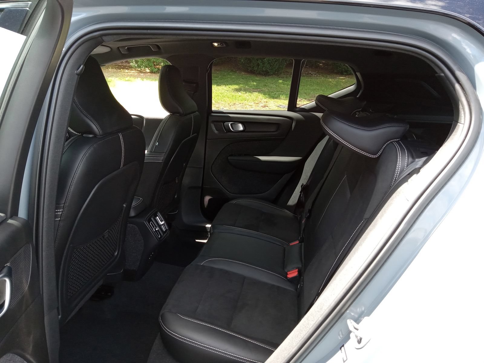Used 2022 Volvo XC40 T5 R-Design w/ Climate Package AWD/4WD image 25