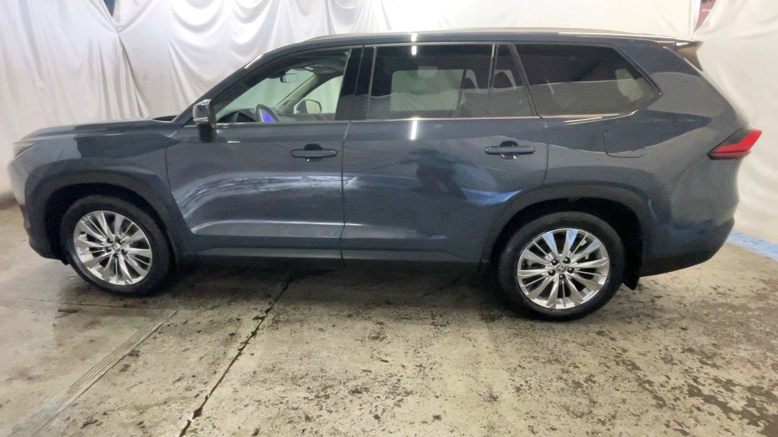 Used 2024 Toyota Grand Highlander AWD image 11