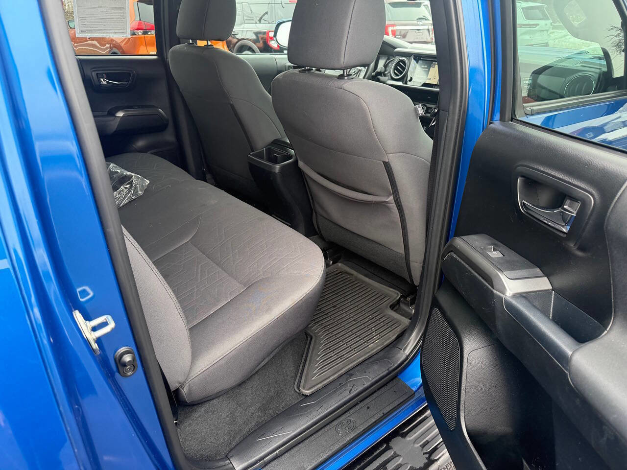Used 2017 Toyota Tacoma TRD Sport w/ Tow Package (A/T) image 10