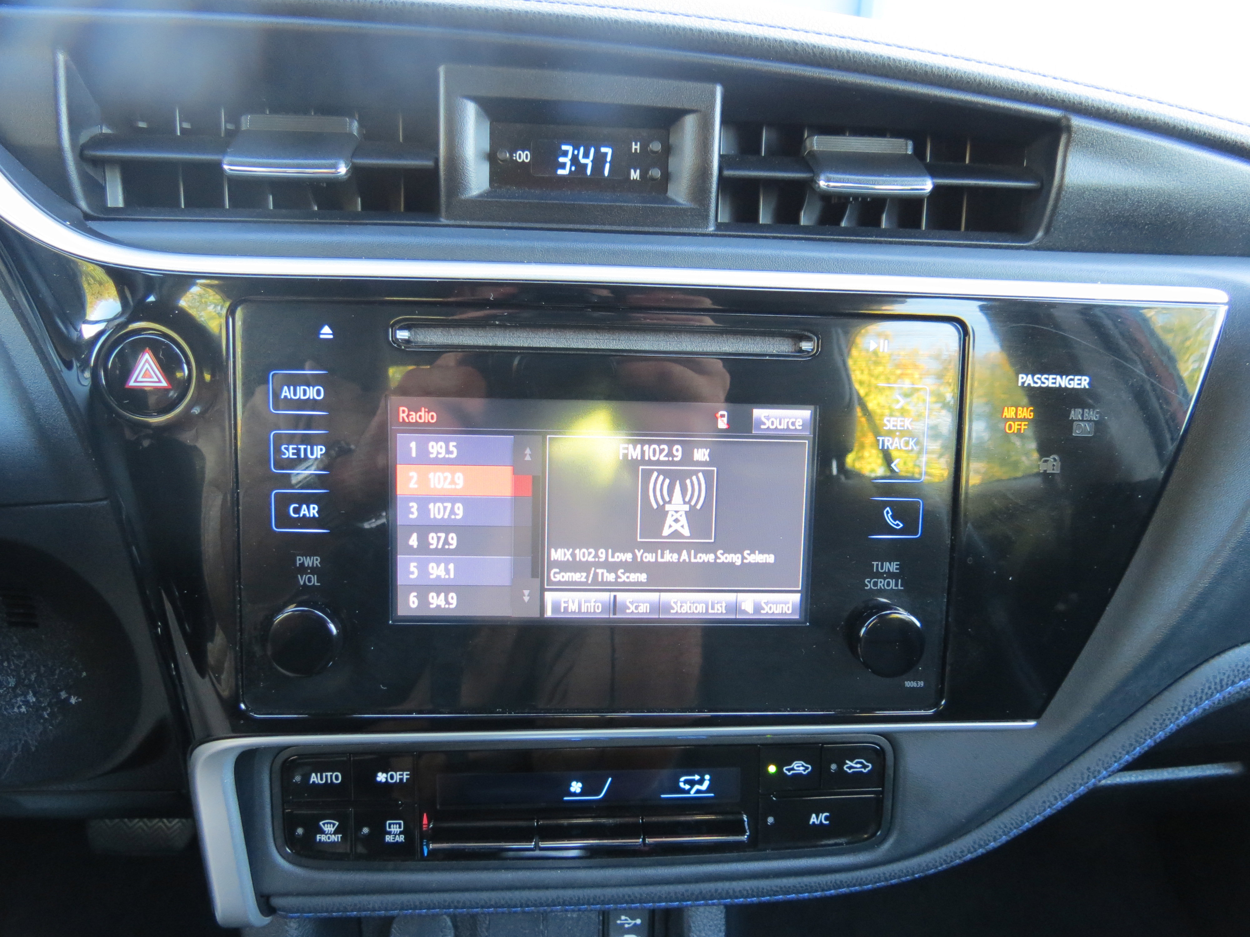 Used 2017 Toyota Corolla SE image 16