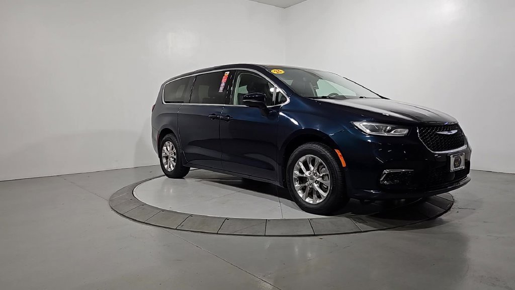 Used 2023 Chrysler Pacifica Touring-L AWD/4WD image 8