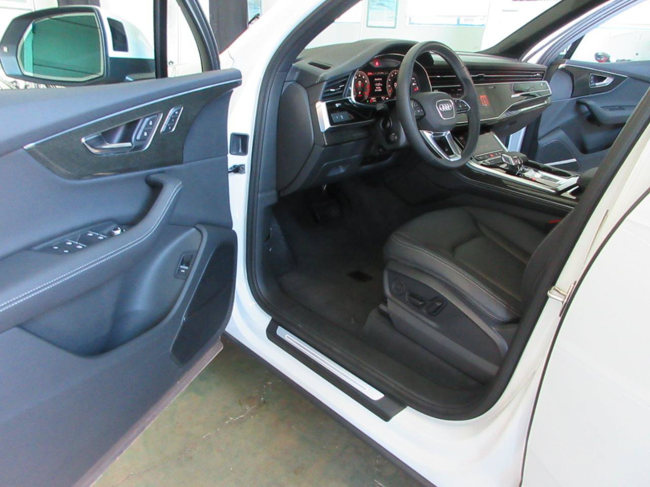 Used 2025 Audi Q7 3.0T Premium Plus w/ Premium Plus Package AWD/4WD image 6