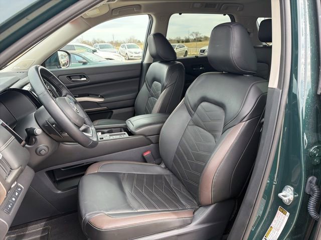 Used 2024 Nissan Pathfinder Platinum w/ Cargo Package FWD image 5