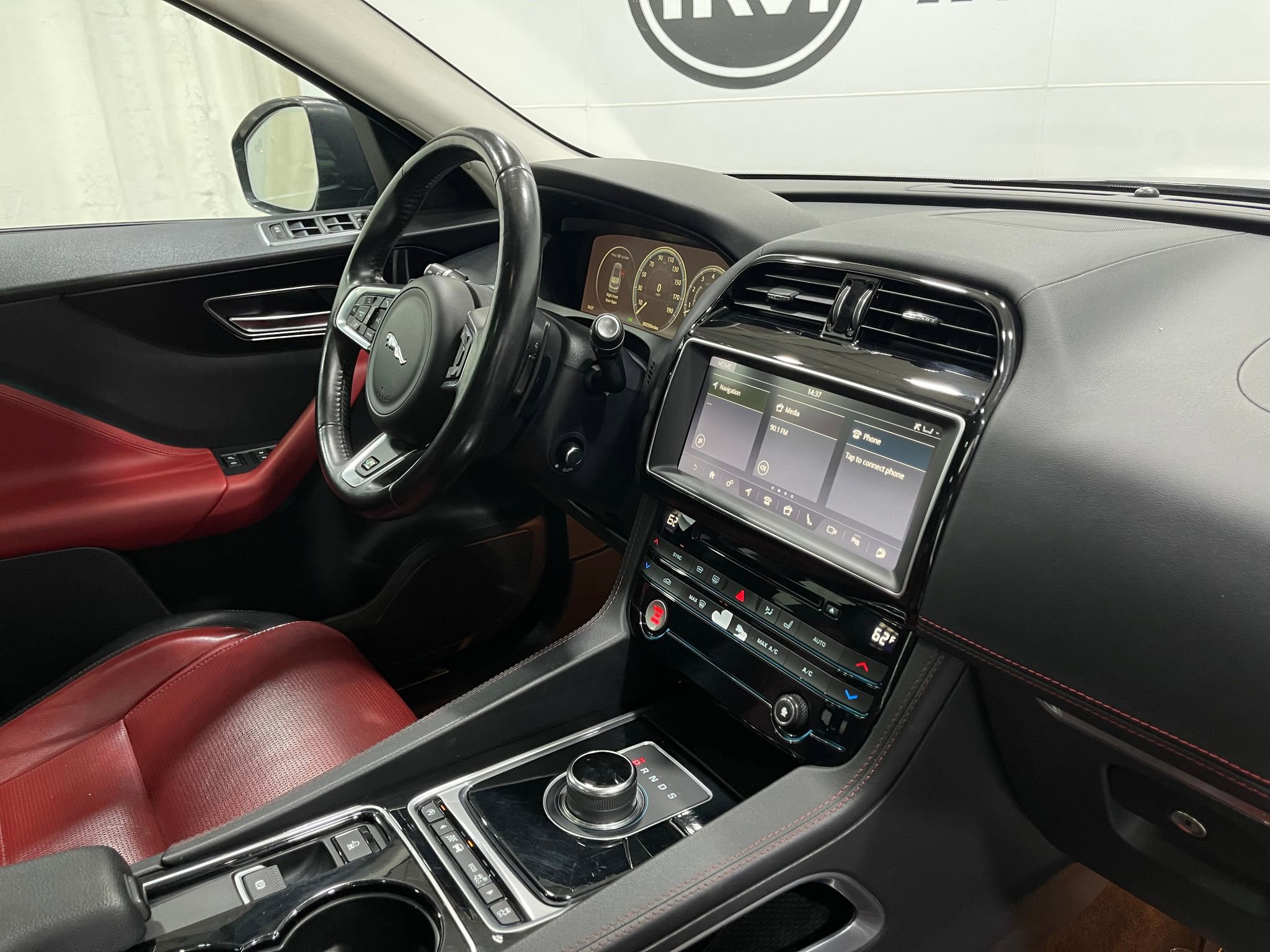 Used 2017 Jaguar F-PACE R-Sport image 19