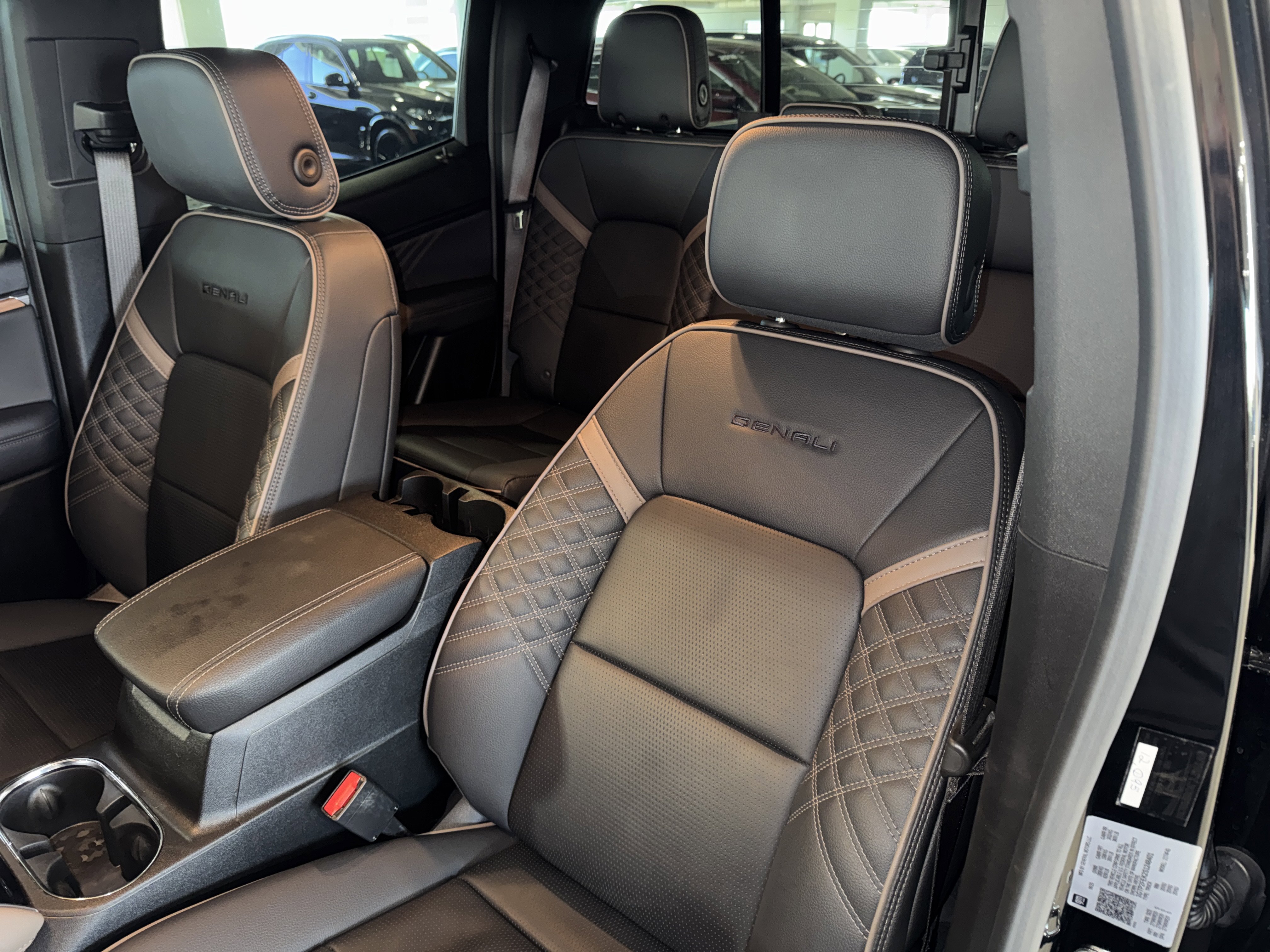 Used 2025 GMC Canyon Denali image 32