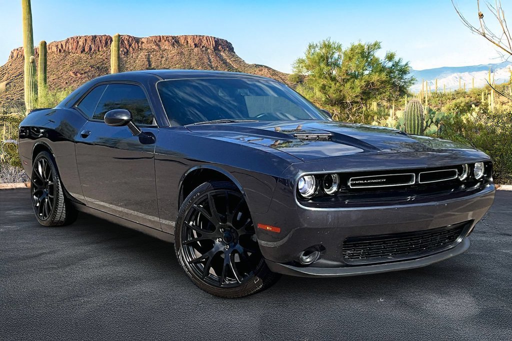 Used 2018 Dodge Challenger SXT w/ Driver Convenience Group RWD image 12