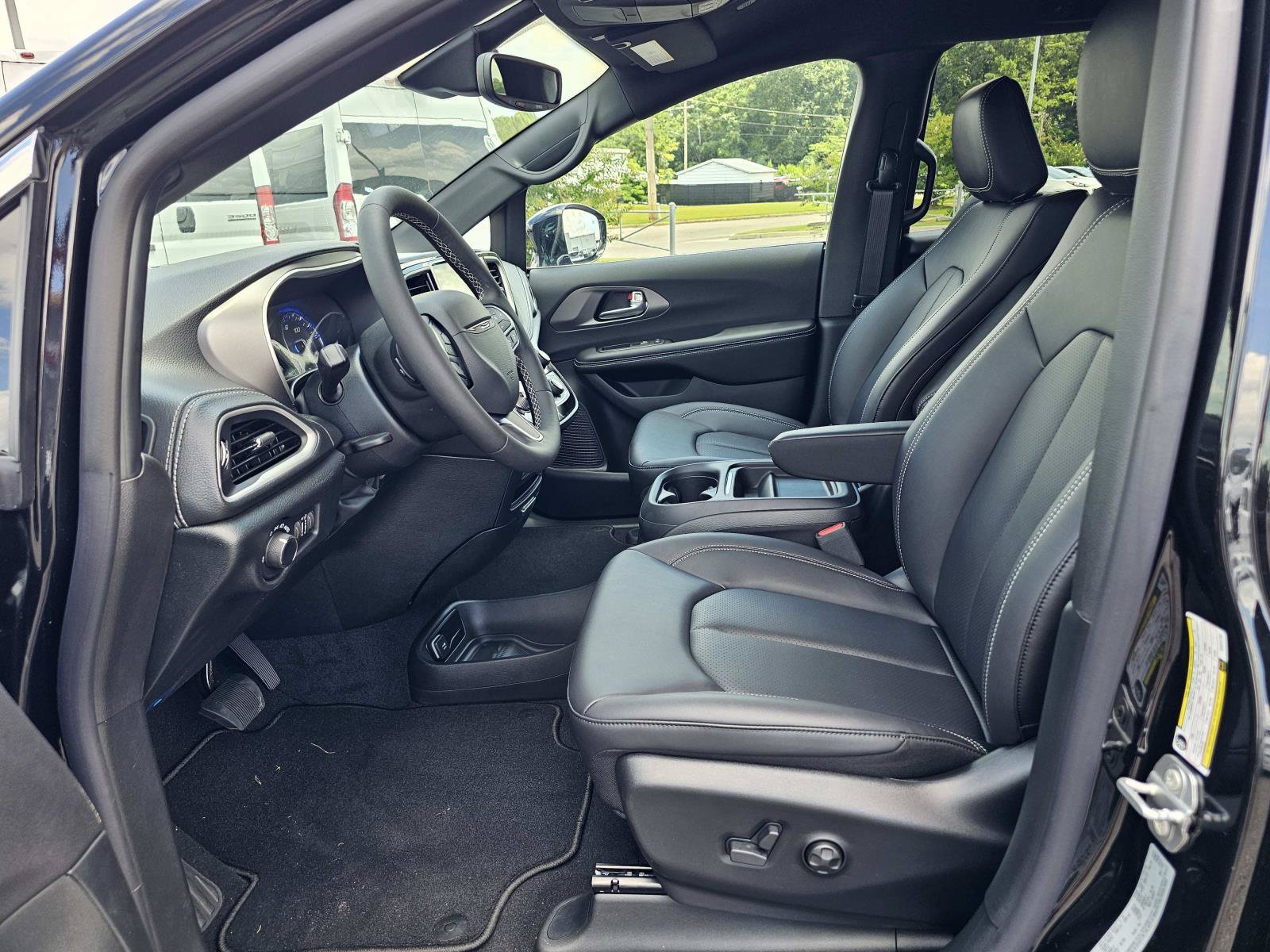 New 2027 Chrysler Pacifica Select FWD image 16