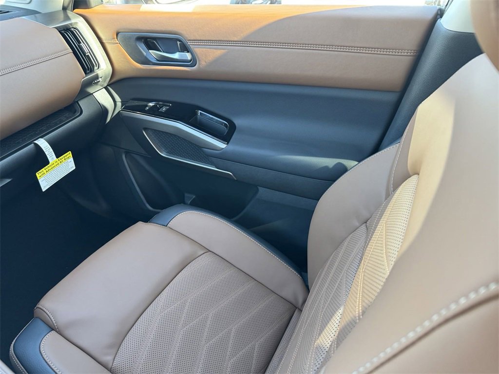 New 2025 Nissan Pathfinder Platinum w/ Black Appearance Package image 17