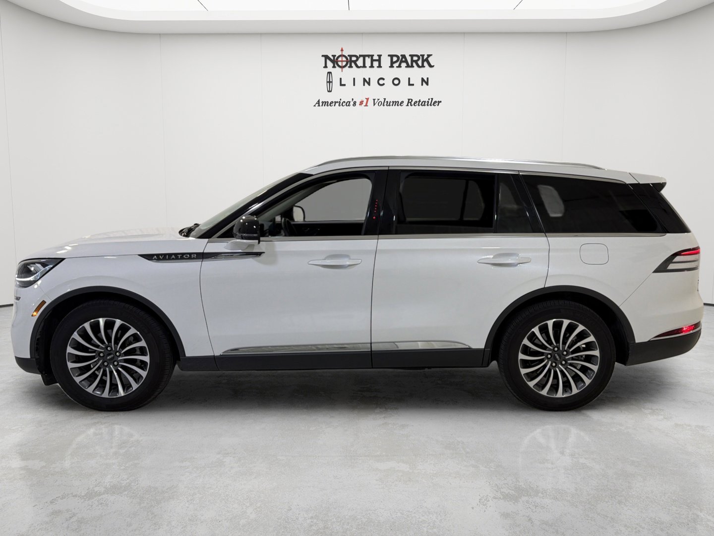 Used 2023 Lincoln Aviator 2WD w/ Premium Package image 2