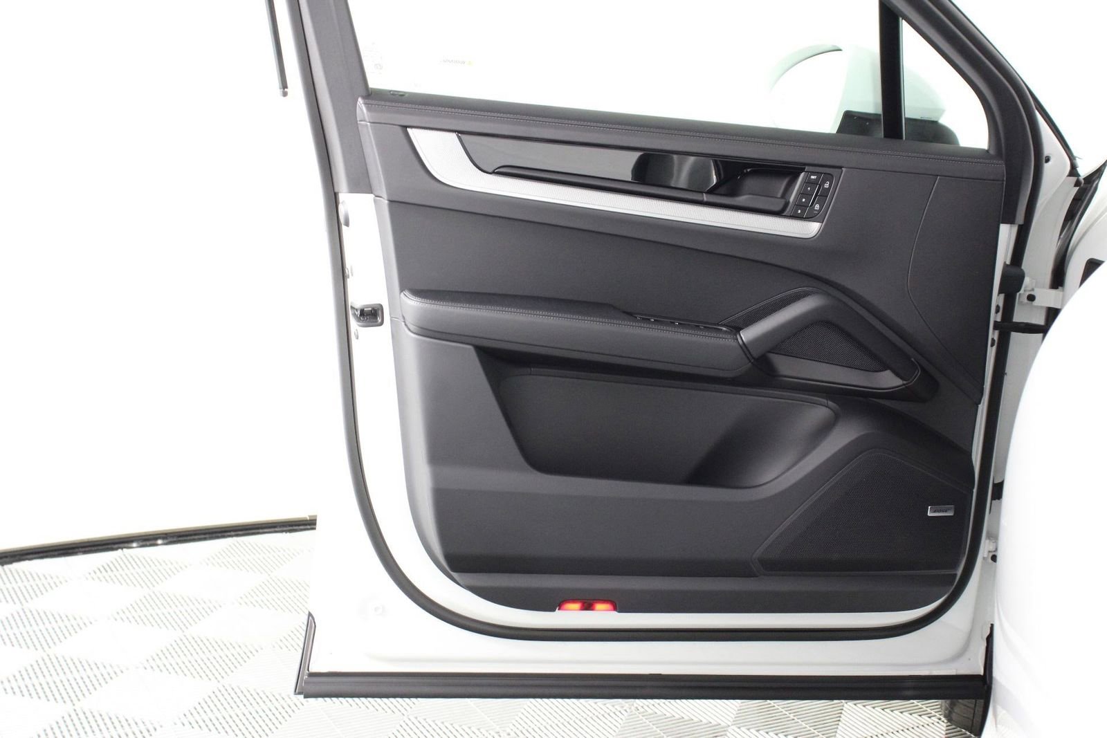 Certified 2025 Porsche Cayenne S image 20