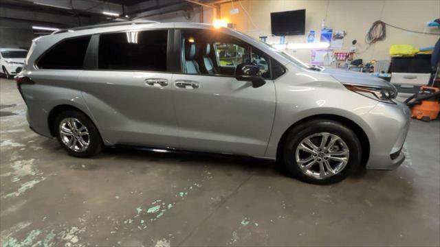 Certified 2022 Toyota Sienna XSE image 14