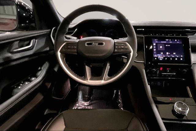 Used 2025 Jeep Grand Cherokee Altitude image 5