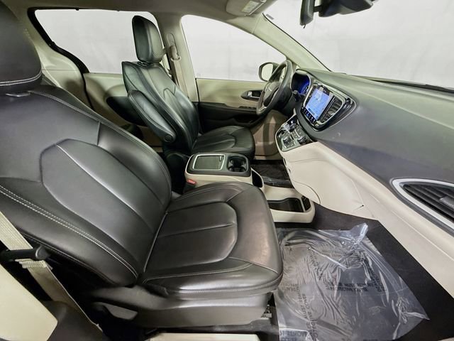 Used 2023 Chrysler Pacifica Touring-L image 28