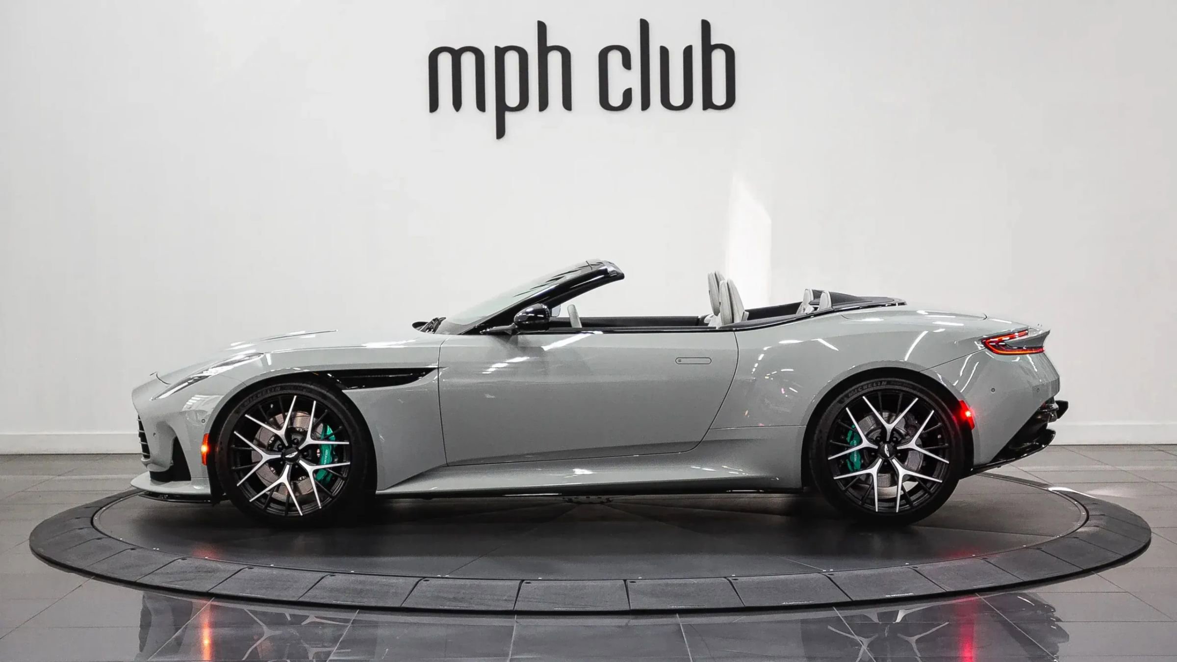 Used 2024 Aston Martin DB12 Convertible image 3