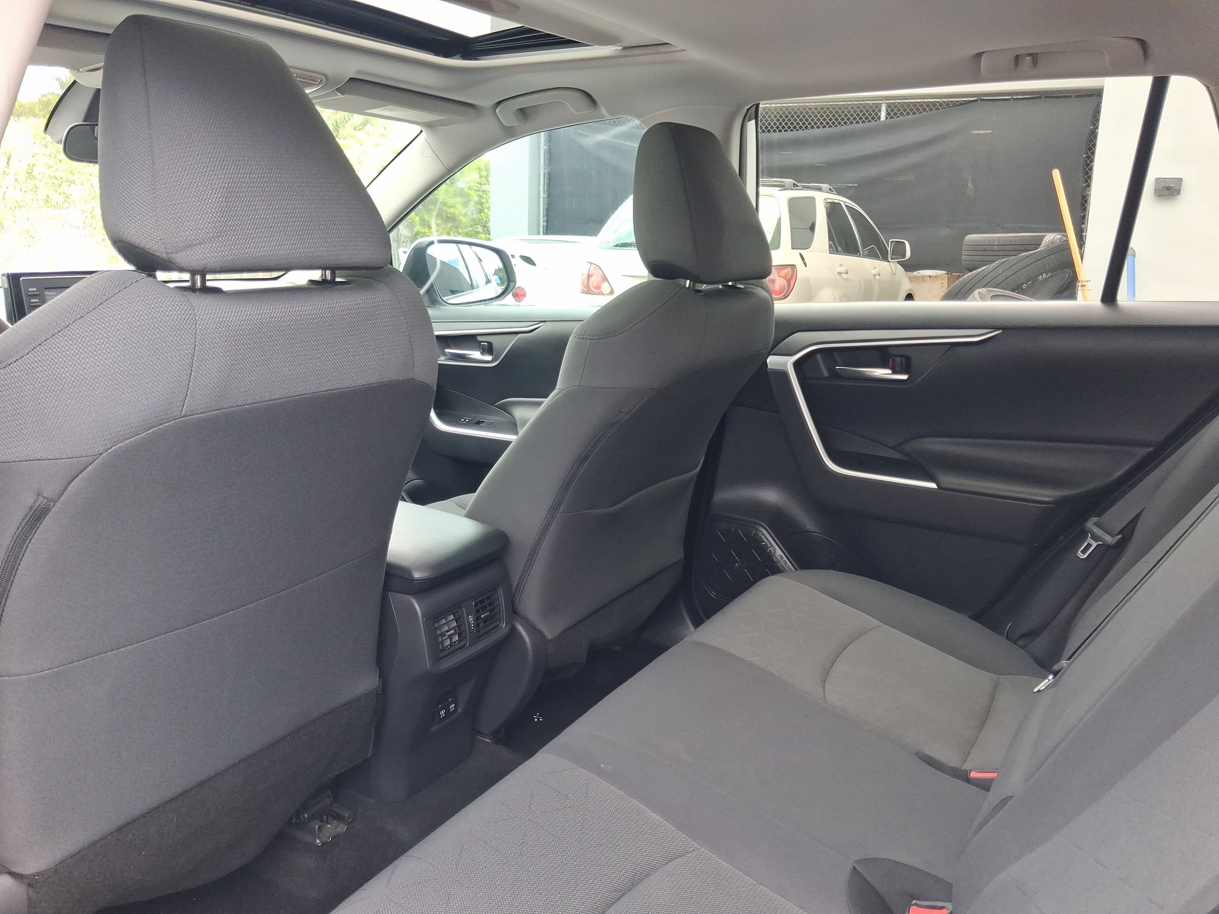Used 2019 Toyota RAV4 XLE w/ Convenience Package FWD image 6