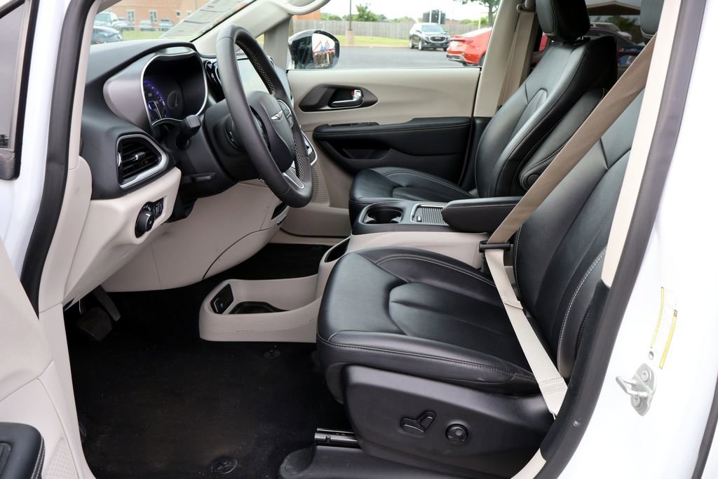 Used 2024 Chrysler Pacifica Touring-L FWD image 28