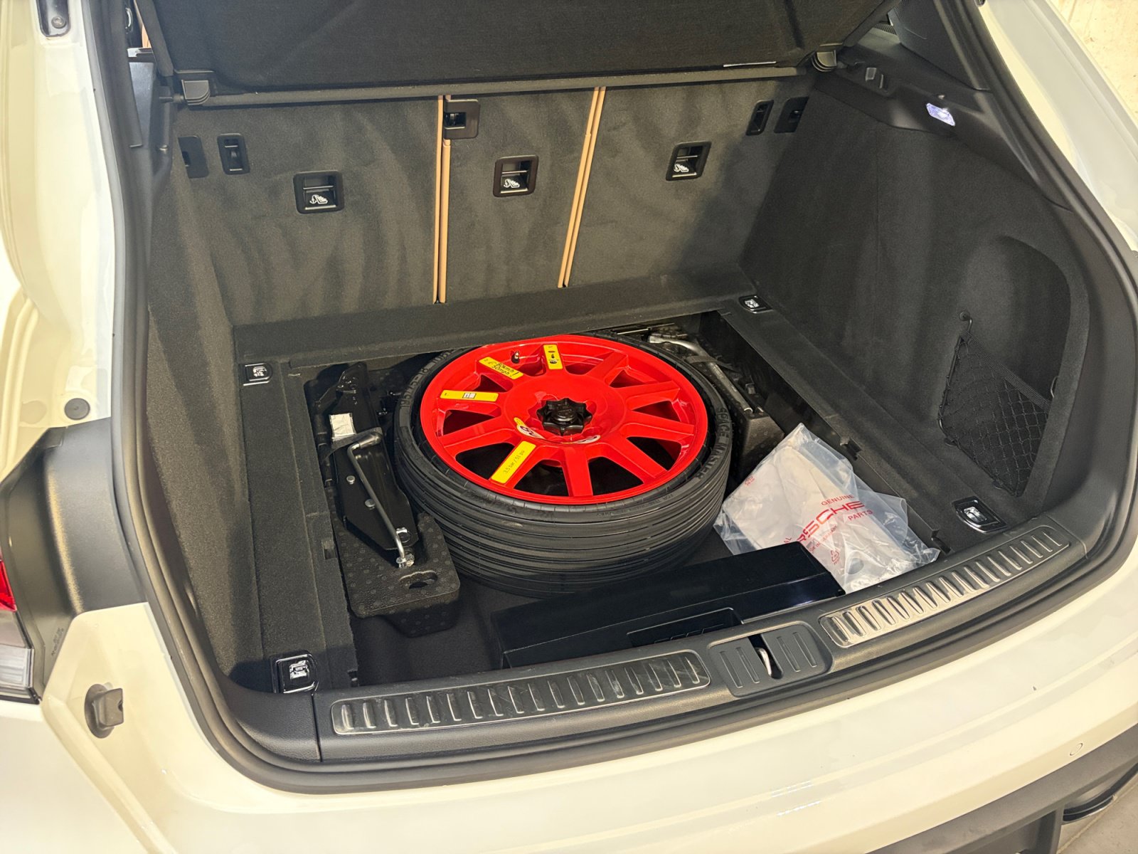 Certified 2026 Porsche Macan AWD/4WD image 30