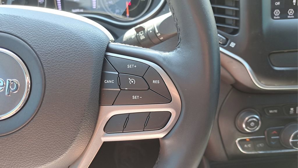 Used 2019 Jeep Cherokee Latitude Plus w/ Comfort/Convenience Group FWD image 26