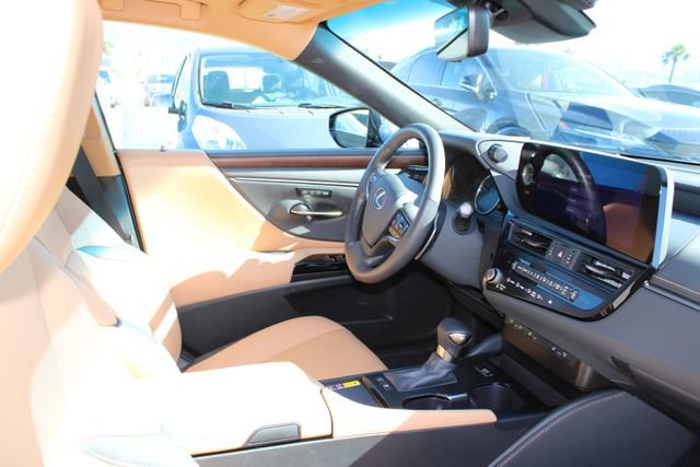 Certified 2025 Lexus ES 300h w/ Premium Package FWD image 5
