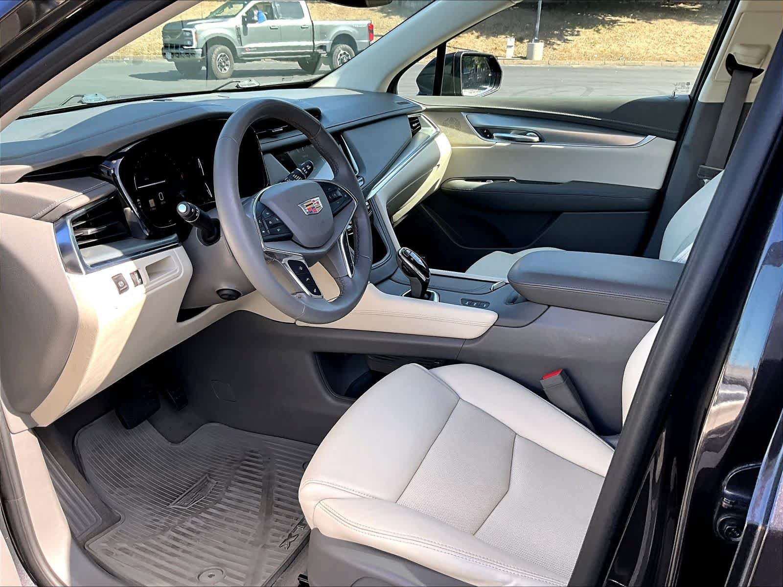 Used 2018 Cadillac XT5 Luxury w/ Driver Awareness Package AWD/4WD image 17